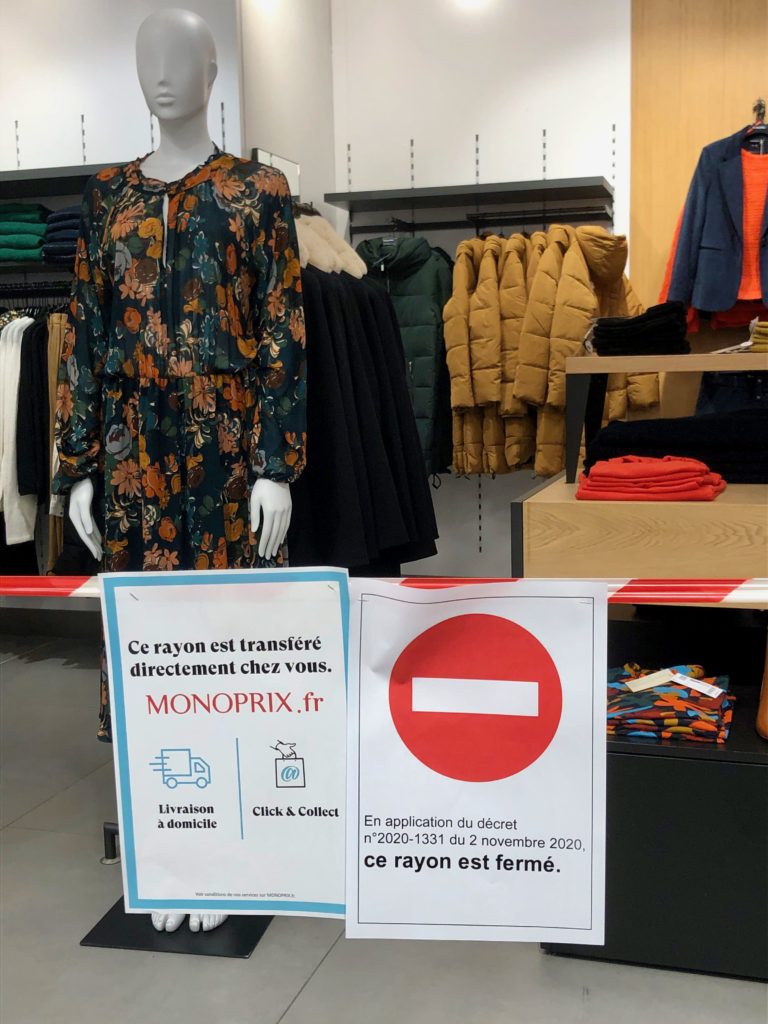 sign: clothing section is closed during confinement in France