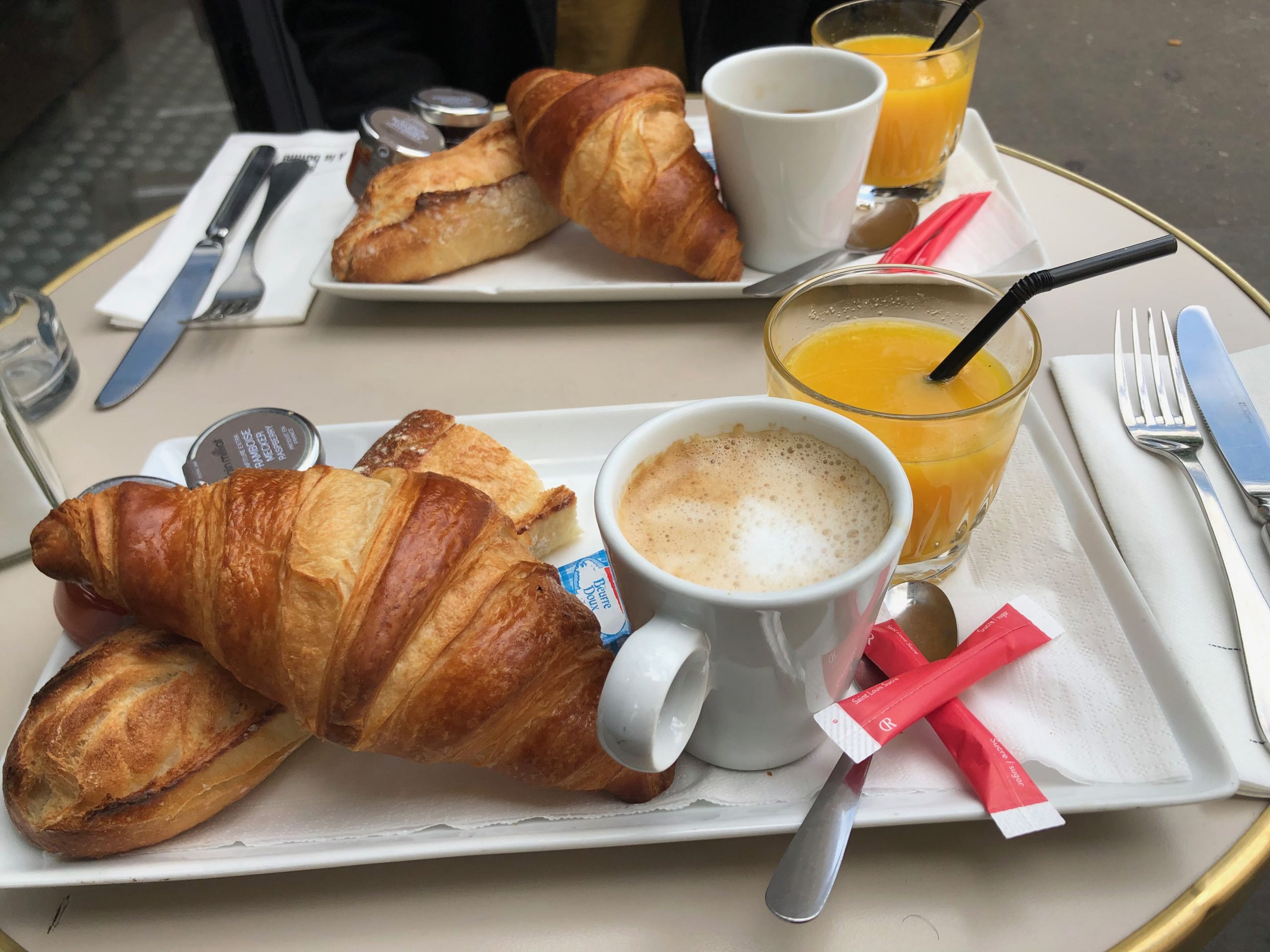 What are the characteristics of a traditional French breakfast