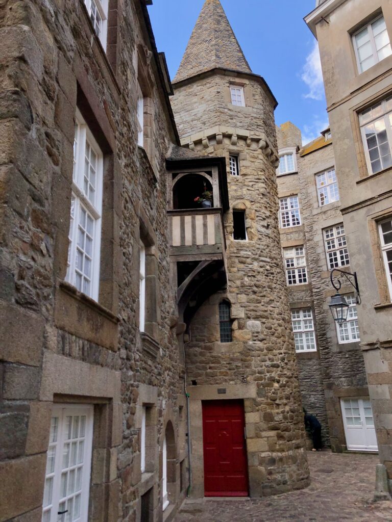 Maison de Duchesse Anne, Cour la Houssaye, balony and stone turret in Saint-Malo